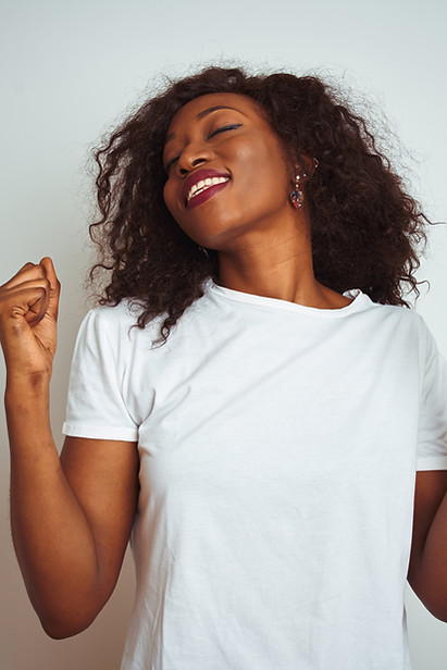 Vistiendo camiseta blanca